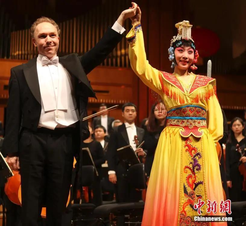 资料图:当地时间2019年1月29日,第五届中国—欧盟文化艺术节的一场演出结束后,担任钢琴协奏的荷兰钢琴家拉尔夫·范·拉特与京剧青衣演员炼雯晴携手谢幕。<a target='_blank' data-cke-saved-href='http://www.chinanews.com/' href='http://www.chinanews.com/'>中新社</a>记者 德永健 摄 资料图:当地时间2019年1月29日,第五届中国—欧盟文化艺术节的一场演出结束后,担任钢琴协奏的荷兰钢琴家拉尔夫·范·拉特与京剧青衣演员炼雯晴携手谢幕。<a target='_blank' data-cke-saved-href='http://www.chinanews.com/' href='http://www.chinanews.com/'>中新社</a>记者 德永健 摄