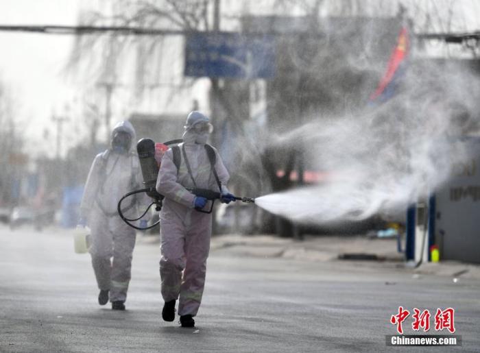 1月15日,石家庄消防救援支队藁城大队消防员在小果庄村村口路段消杀。当日,河北省石家庄市藁城区开展防疫消杀工作。 <a target='_blank' data-cke-saved-href='http://www.chinanews.com/' href='http://www.chinanews.com/'>中新社</a>记者 翟羽佳 摄 点击进入下一页