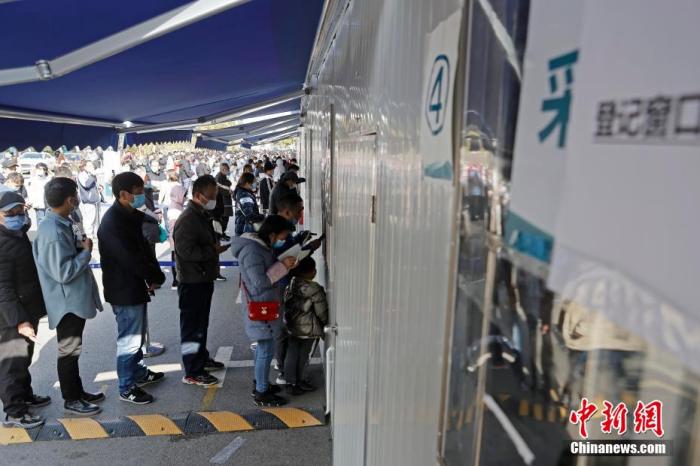 民众在周浦医院依次进行信息登记。 殷立勤 摄 点击进入下一页