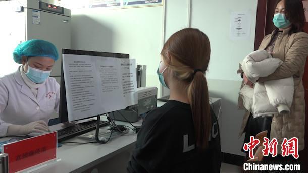 资料图:内蒙古鄂尔多斯适龄女性在家长陪同下进行免费预防宫颈癌疫苗接种。 马知远 摄 点击进入下一页