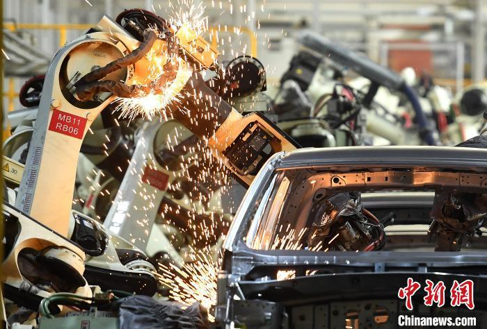 资料图: 图为“智造重镇”重庆的智能化产线。 陈超 摄 点击进入下一页