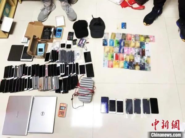 资料图：广州警方破获网络诈骗系列案。图为警方缴获作案工具一批。广州警方供图