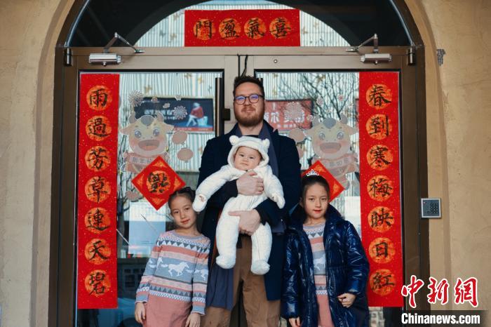 图为艾伦与自己的3个孩子的新春合影。受访者供图 图为艾伦与自己的3个孩子的新春合影。受访者供图