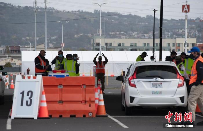 当地时间2月16日，设立在美国加州奥克兰体育场的大规模疫苗接种站向符合资格的民众开放。<a target='_blank'  data-cke-saved-href='http://www.chinanews.com/' href='http://www.chinanews.com/'>中新社</a>记者 刘关关 摄