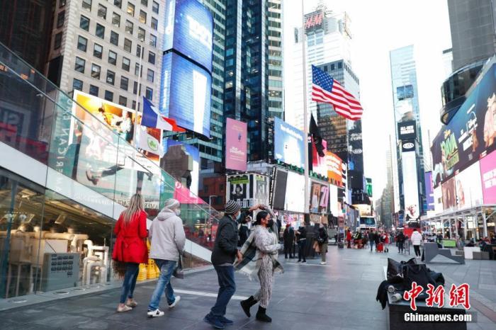 当地时间2月24日，美国纽约时报广场的美国国旗降下半旗，以悼念新冠逝者。<a target='_blank'  data-cke-saved-href='http://www.chinanews.com/' href='http://www.chinanews.com/'>中新社</a>记者 廖攀 摄