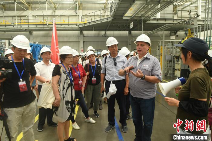 资料图为2019年8月23日，华媒嘉宾参访重庆两江新区金康新能源汽车生产基地。　陈超 摄