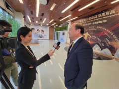 凤凰卫视独家专访吴以芳