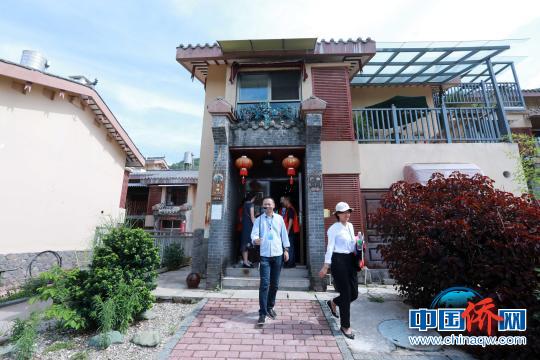 海外华媒走进邛海康旅小镇。　王磊 摄