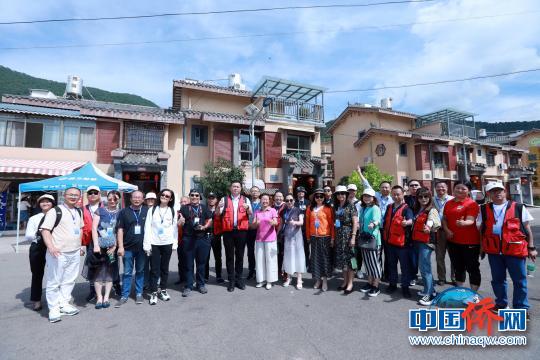 海外华媒走进邛海康旅小镇。　王磊 摄