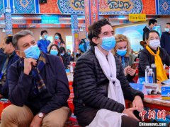 中外诗人齐聚青海湖畔 以诗会友致敬自然