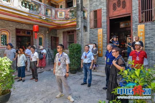 海外华文媒体高层人士探访蔡家宅。　骆云飞　摄