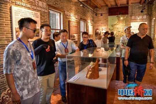 海外华文媒体高层人士探访蔡家宅。　骆云飞　摄