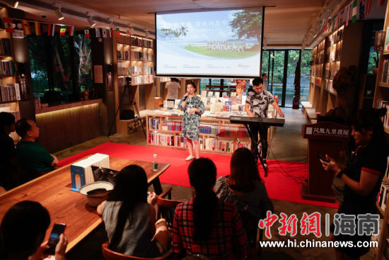 凤凰九里书屋举办民谣表演。刘洋摄